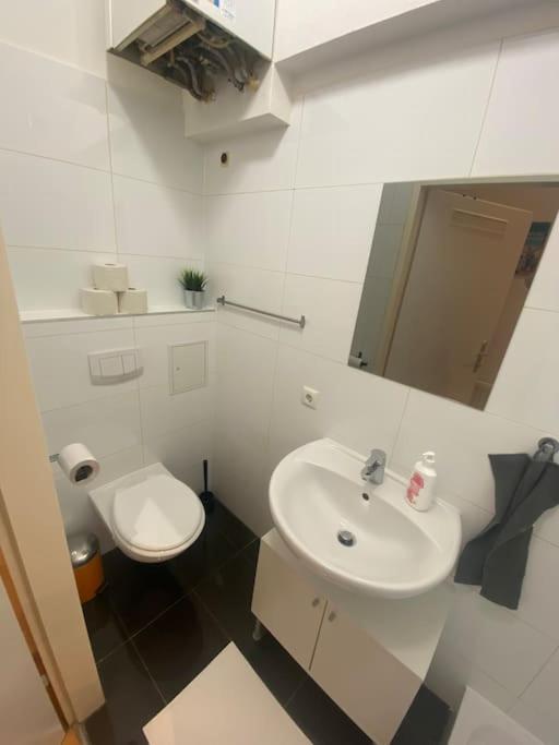 Cozy Appartm With + Airport/City Center Connection Apartment Wina Bagian luar foto
