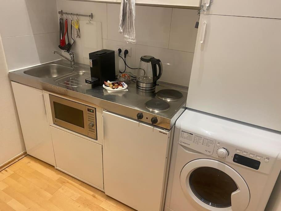 Cozy Appartm With + Airport/City Center Connection Apartment Wina Bagian luar foto
